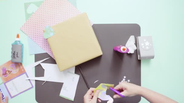 Schritt Für Schritt Geschenk Zum Kindergeburtstag Mit Bastelpapier Dekorieren — Stockvideo