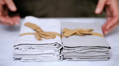 Yeni keten peçete mermer tezgah üzerinde