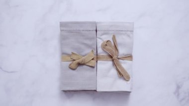 Yeni keten peçete mermer tezgah üzerinde