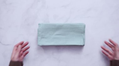 Yeni keten peçete üstünde belgili tanımlık mutfak sayaç yığını.