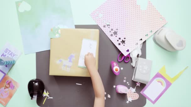 Schritt Für Schritt Geschenk Zum Kindergeburtstag Mit Bastelpapier Dekorieren — Stockvideo