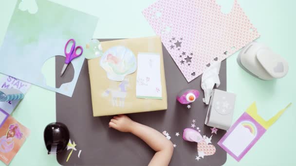 Schritt Für Schritt Geschenk Zum Kindergeburtstag Mit Bastelpapier Dekorieren — Stockvideo