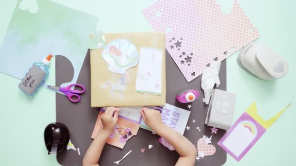 Schritt Für Schritt Geschenk Zum Kindergeburtstag Mit Bastelpapier Dekorieren — Stockvideo