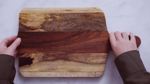 大理石のカウンター トップの素朴な木製まな板 — ストック動画