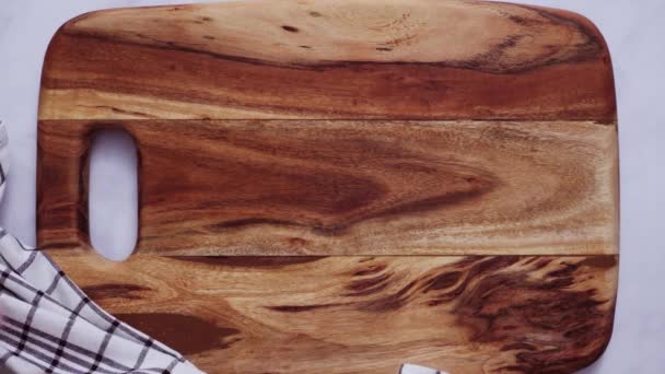 大理石のカウンター トップの素朴な木製まな板 — ストック動画