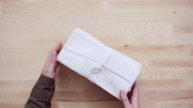 Yeni keten peçete ahşap masa üzerinde.