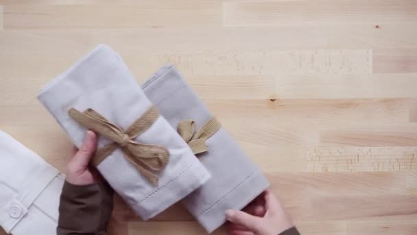 木桌上的新亚麻餐餐巾 — 图库视频影像
