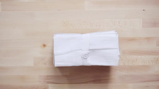 木のテーブルに新しいリネン ディナー ナプキン — ストック動画