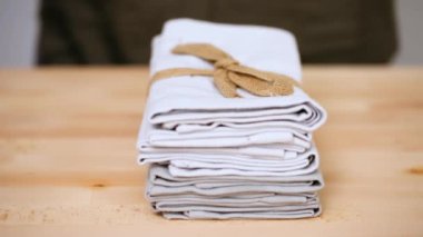 Yeni keten peçete ahşap masa üzerinde.