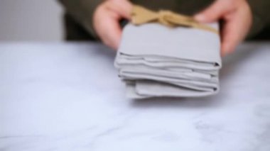 Yeni keten peçete mermer tezgah üzerinde.