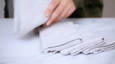 Yeni keten peçete mermer tezgah üzerinde.