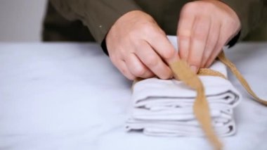 Yeni keten peçete mermer tezgah üzerinde.