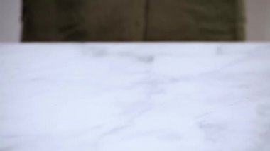 Yeni keten peçete mermer tezgah üzerinde.