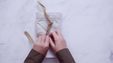 Yeni keten peçete mermer tezgah üzerinde.