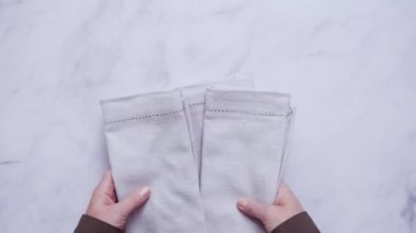 Yeni keten peçete mermer tezgah üzerinde.