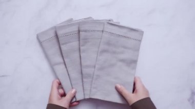 Yeni keten peçete mermer tezgah üzerinde.