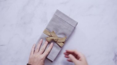 Yeni keten peçete mermer tezgah üzerinde.