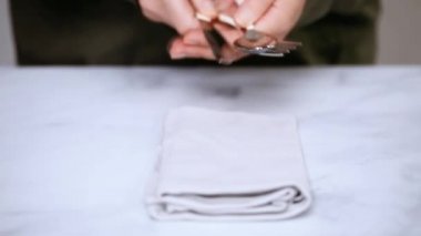 Akşam yemeği gümüş keten peçete üzerinde.