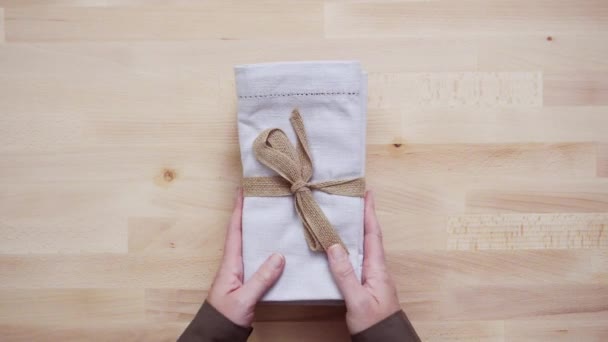 Neue Leinen Serviette Auf Holztisch — Stockvideo