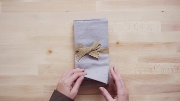 Neue Leinen Serviette Auf Holztisch — Stockvideo