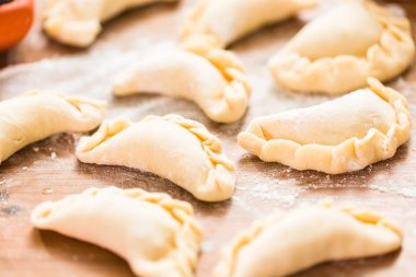 Ev yapımı tavuk empanadas yapma.