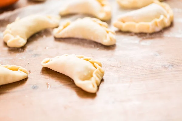 Att Göra Hemmagjord Kyckling Empanadas — Stockfoto