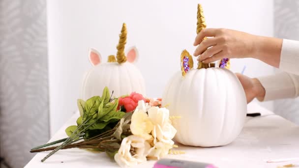 Mujer Pegando Cuerno Orejas Para Hacer Calabaza Para Hacer Tema — Vídeos de Stock