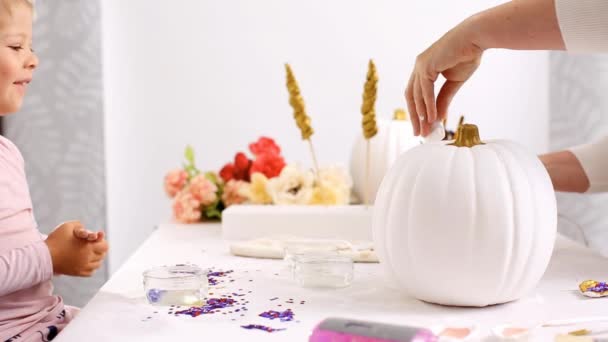 Pegando Cuerno Orejas Calabaza Madre Hija Decorando Calabazas Artesanales Con — Vídeos de Stock