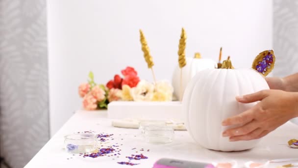 Incollare Corno Orecchie Alla Zucca Madre Figlia Decorare Zucche Artigianali — Video Stock