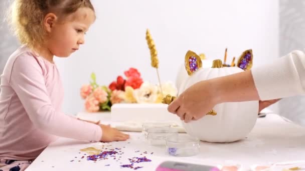 Colando Chifre Orelhas Para Abóbora Mãe Filha Decorando Abóboras Artesanais — Vídeo de Stock