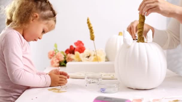 Ragasztás Kürt Füle Sütőtök Anya Lánya Halloween Díszítő Kézműves Sütőtök — Stock videók