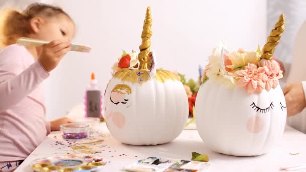 Niña Madre Pintando Cara Unicornio Calabaza Artesanal Para Halloween — Vídeos de Stock