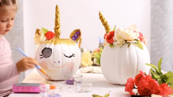 Niña Madre Pintando Cara Unicornio Calabaza Artesanal Para Halloween — Vídeos de Stock