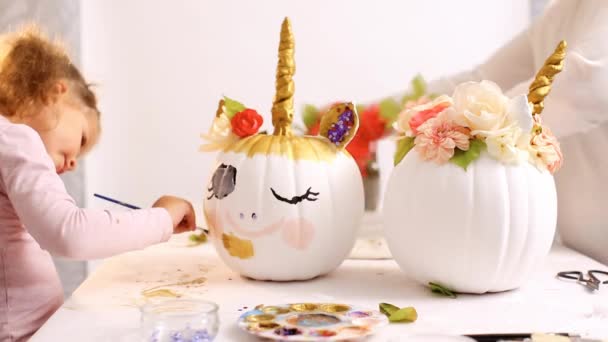Niña Madre Pintando Cara Unicornio Calabaza Artesanal Para Halloween — Vídeos de Stock