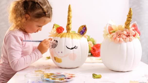 Niña Madre Pintando Cara Unicornio Calabaza Artesanal Para Halloween — Vídeos de Stock