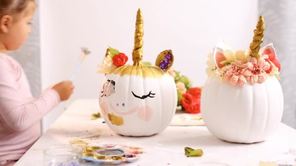 Niña Madre Pintando Cara Unicornio Calabaza Artesanal Para Halloween — Vídeos de Stock