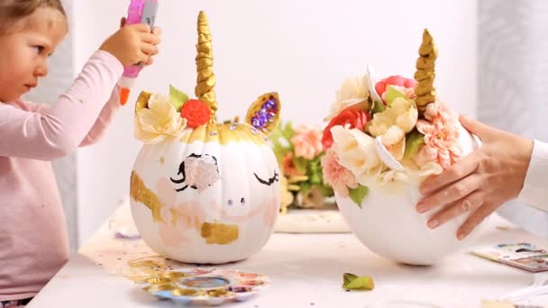Dziewczynka Jej Matka Malowania Twarzy Jednorożców Jej Wytwarzanie Dyni Halloween — Wideo stockowe