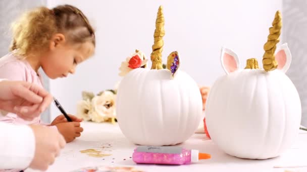 Niña Madre Pintando Cara Unicornio Calabaza Artesanal Para Halloween — Vídeo de stock