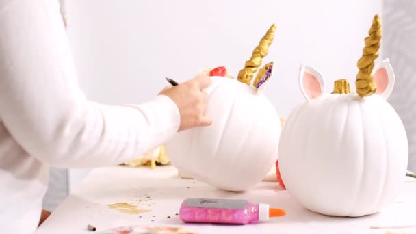 Dziewczynka Jej Matka Malowania Twarzy Jednorożców Jej Wytwarzanie Dyni Halloween — Wideo stockowe