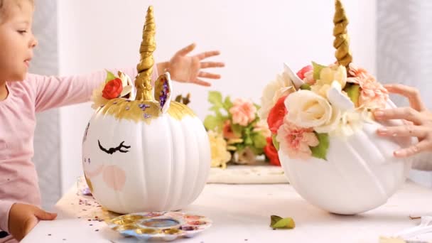 Kislány Egy Egyszarvúak Kézműves Halloween Sütőtök Arca Anya Festés — Stock videók