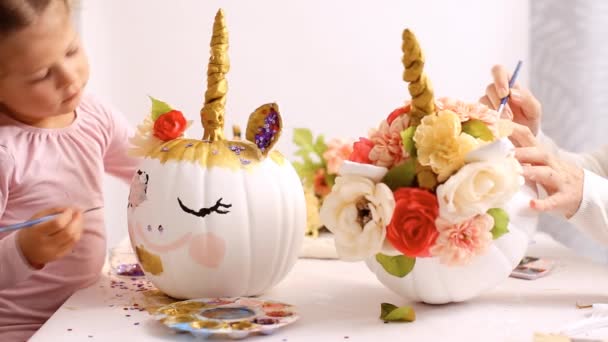 Kislány Egy Egyszarvúak Kézműves Halloween Sütőtök Arca Anya Festés — Stock videók
