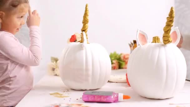 Idő Telik Kislány Egy Egyszarvúak Kézműves Halloween Sütőtök Arca Anya — Stock videók