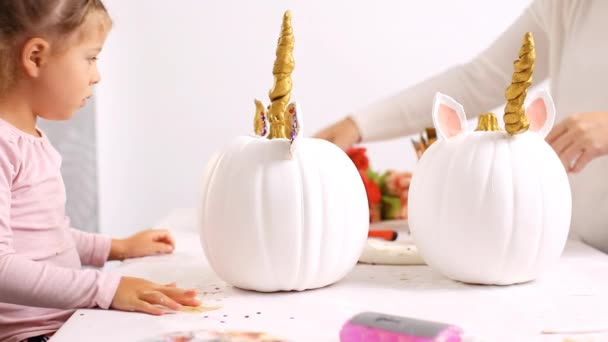 Mère Fille Décorant Citrouilles Artisanales Avec Des Fleurs Pour Faire — Video