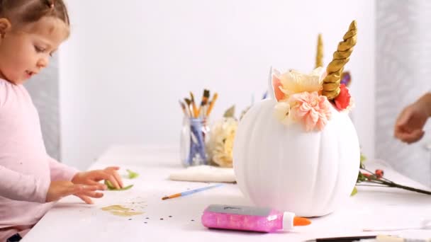 Madre Hija Pintando Cara Unicornio Decorando Calabazas Artesanales Con Flores — Vídeos de Stock