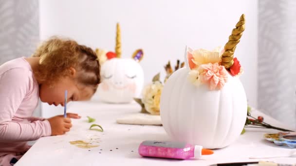 Madre Hija Pintando Cara Unicornio Decorando Calabazas Artesanales Con Flores — Vídeos de Stock
