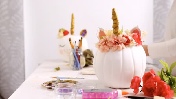 Madre Hija Pintando Cara Unicornio Decorando Calabazas Artesanales Con Flores — Vídeos de Stock