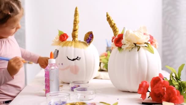 Madre Hija Pintando Cara Unicornio Decorando Calabazas Artesanales Con Flores — Vídeos de Stock