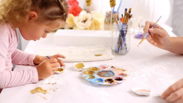Mãe Filha Pintura Com Tinta Ouro Argila Esculpida Chifre Orelhas — Vídeo de Stock
