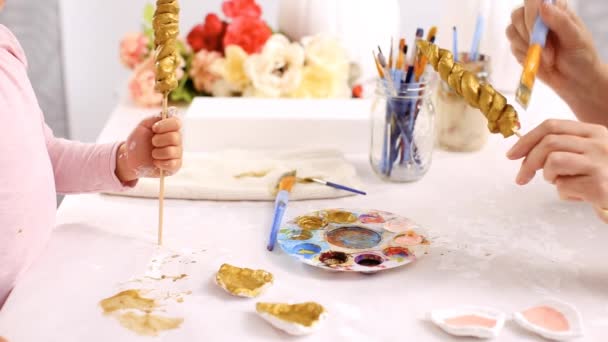 Madre Hija Pintando Con Barro Dorado Cuerno Orejas Esculpidas Para — Vídeo de stock