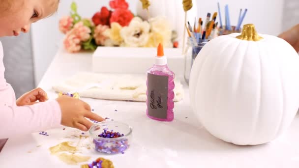 母亲和女儿画用金漆粘土雕刻的喇叭和耳朵装饰工艺南瓜与麒麟主题万圣节 — 图库视频影像